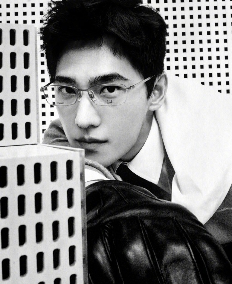 杨洋时装十月刊封面黑白情绪大片