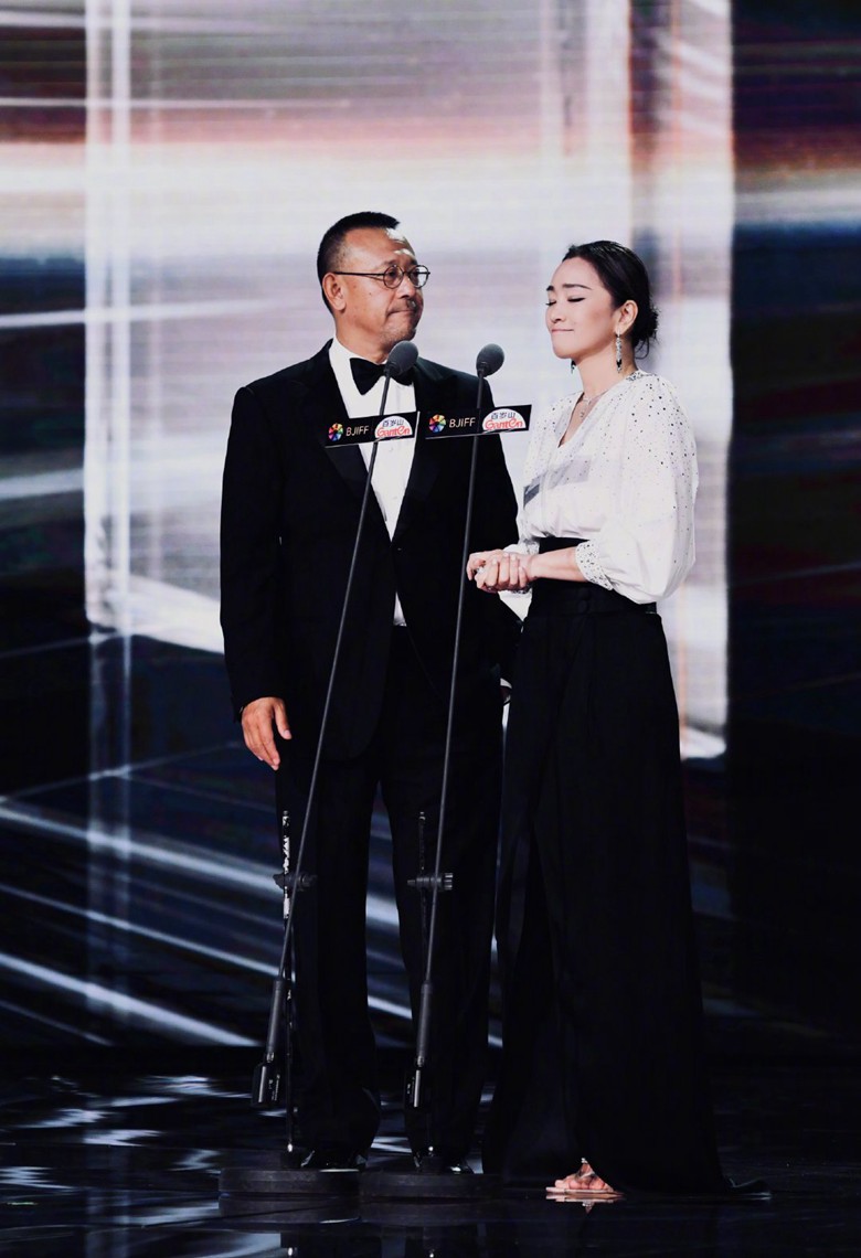 北影节闭幕式颁奖巩俐姜文同台照片
