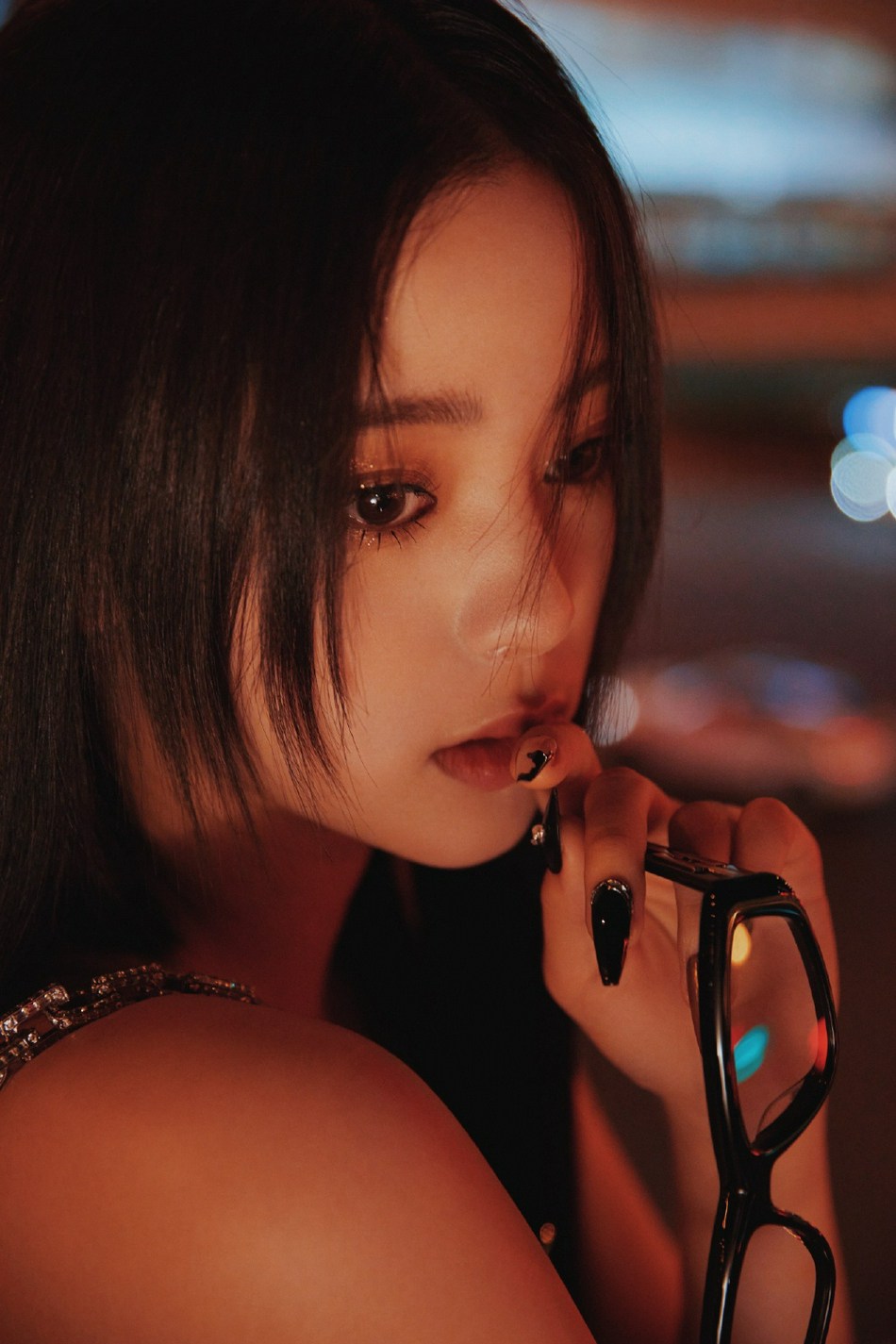 欧阳娜娜全黑造型又酷又辣写真