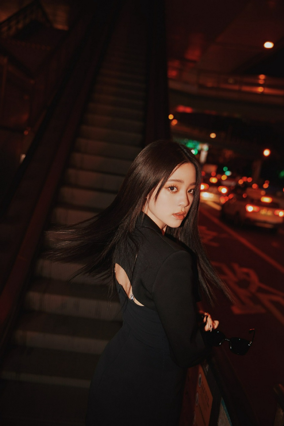 欧阳娜娜全黑造型又酷又辣写真