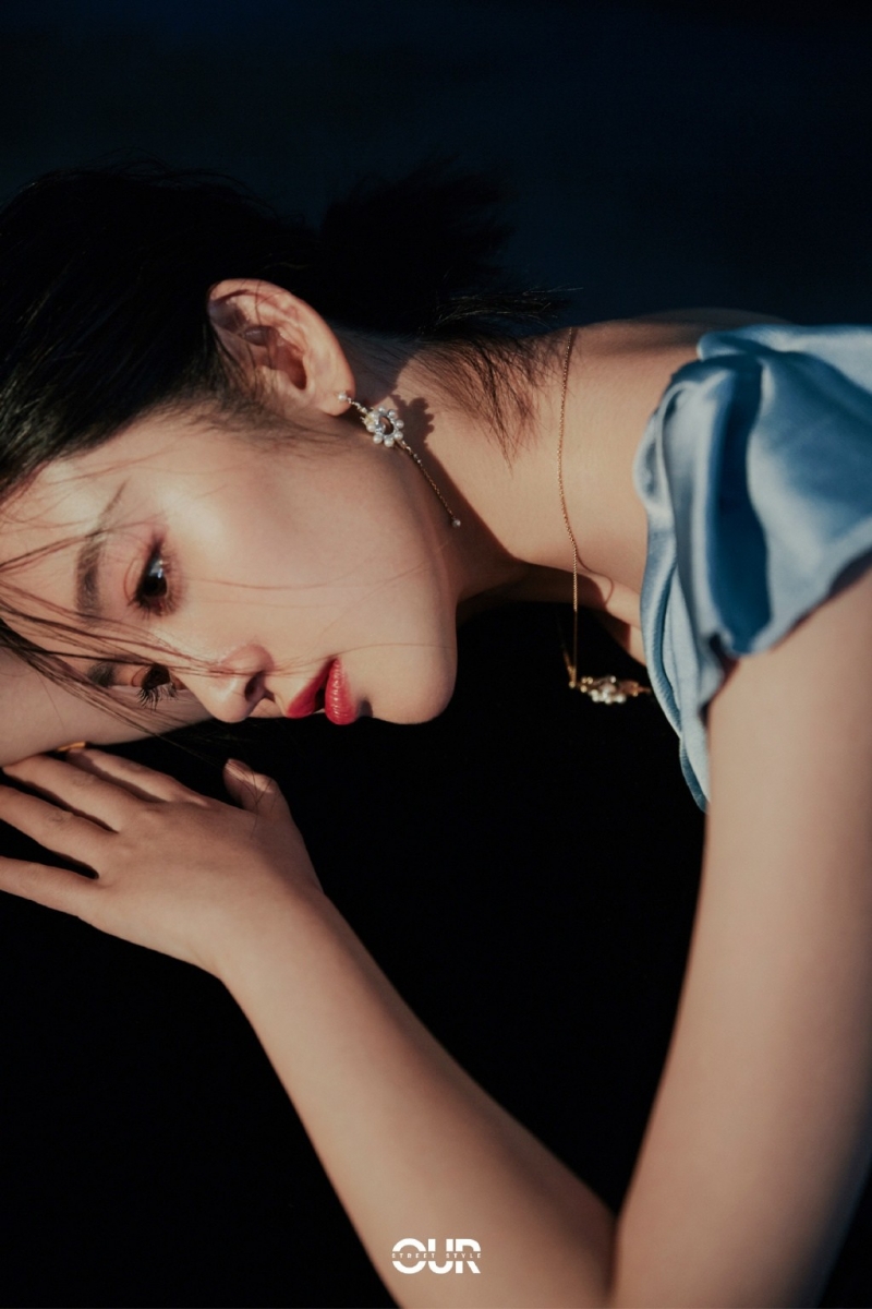 唐艺昕蓝色斜肩裙优雅迷人写真