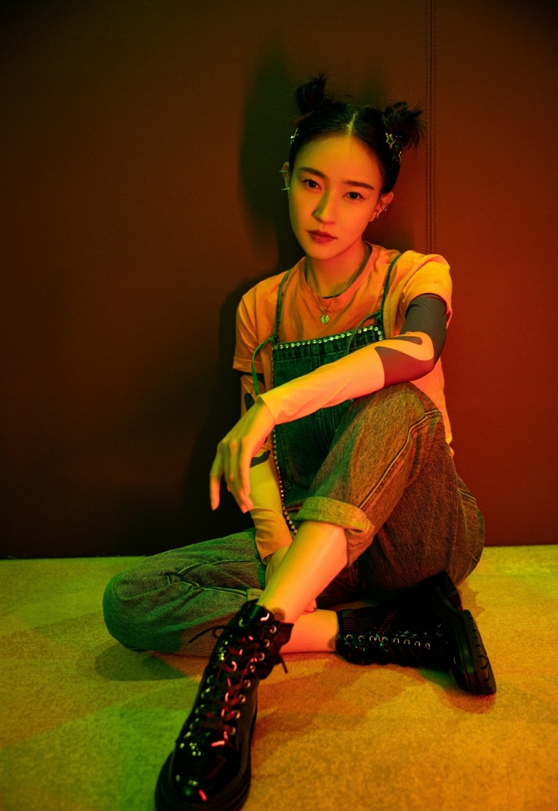 焦俊艳羊角辫造型少女感十足写真