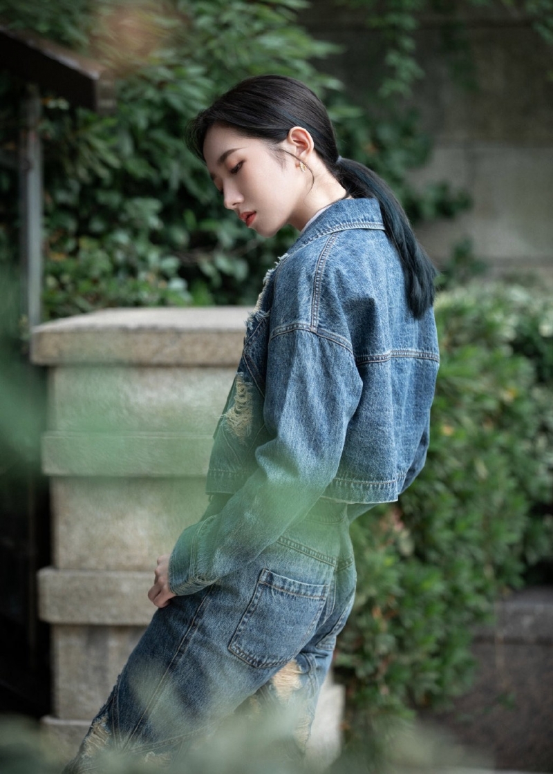 孟美岐牛仔套装又酷又飒写真美照