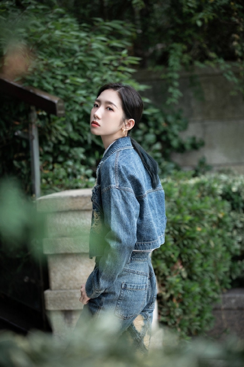 孟美岐牛仔套装又酷又飒写真美照