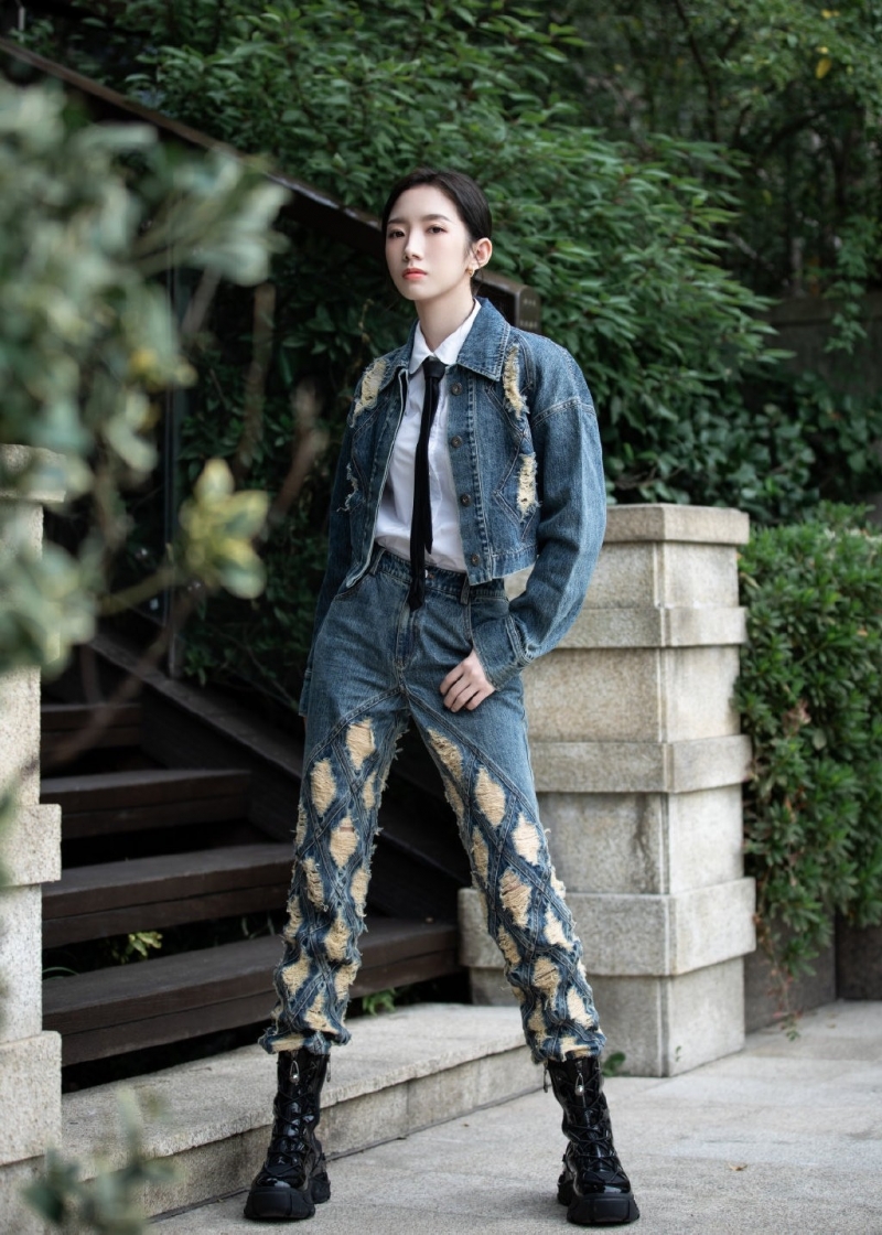 孟美岐牛仔套装又酷又飒写真美照