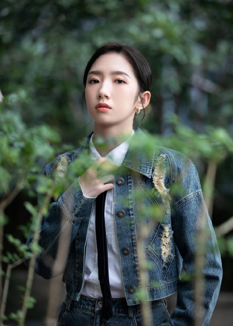 孟美岐牛仔套装又酷又飒写真美照