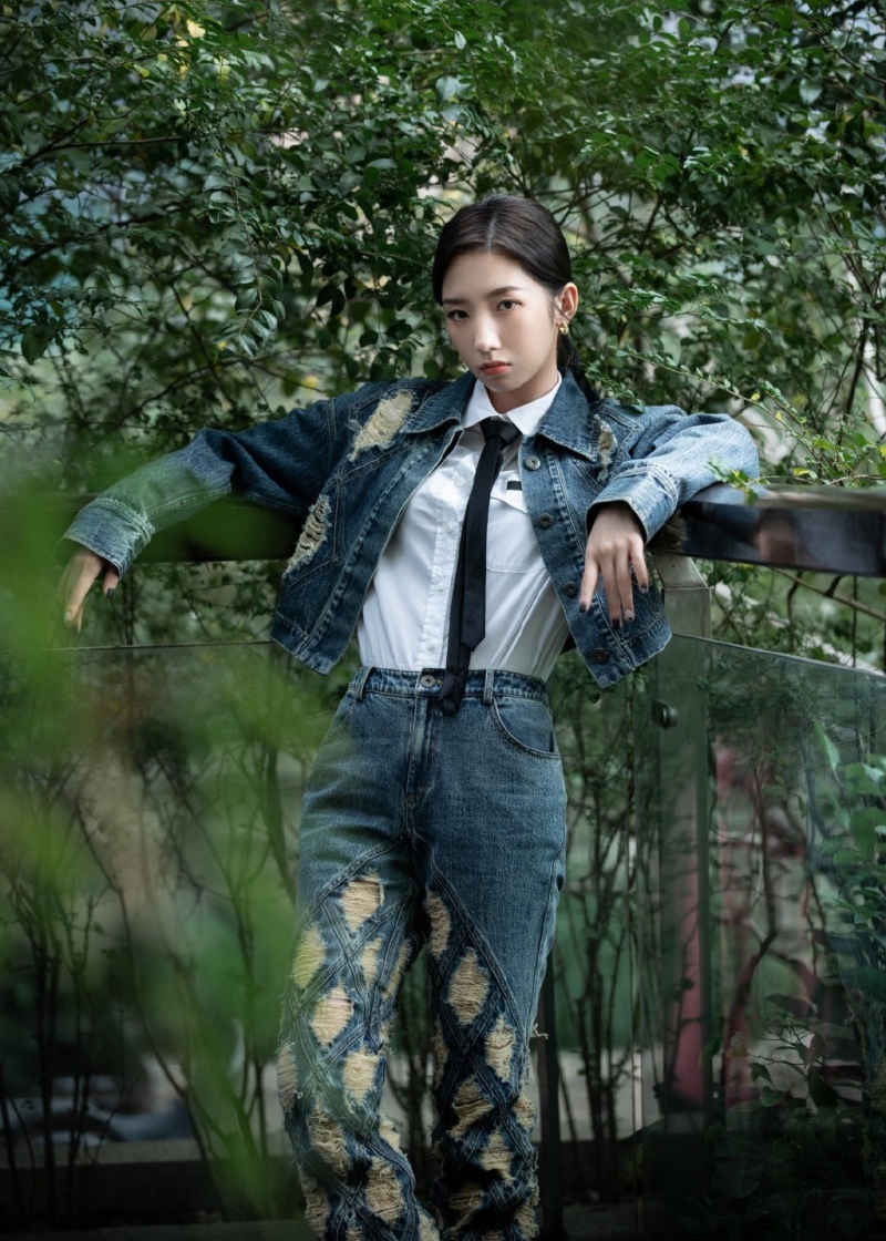 孟美岐牛仔套装又酷又飒写真美照