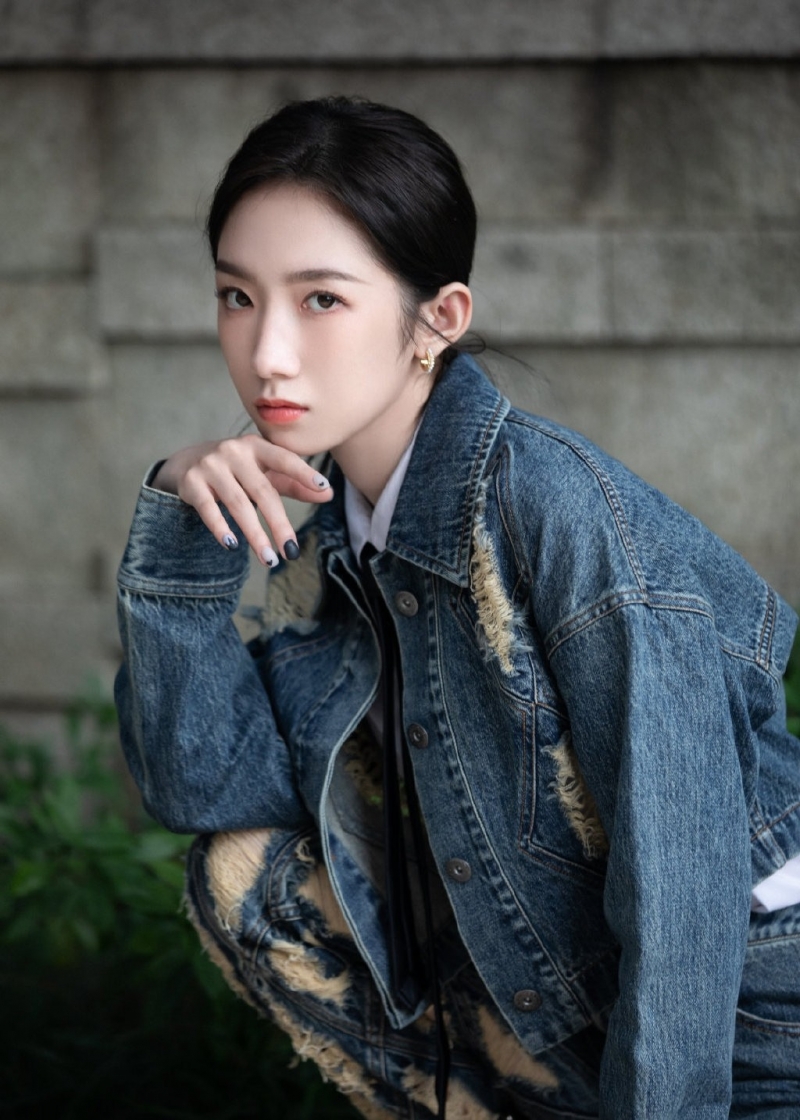 孟美岐牛仔套装又酷又飒写真美照