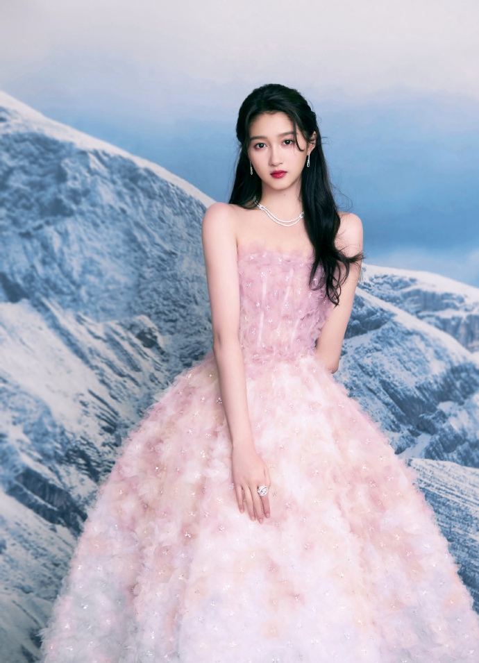 关晓彤粉色公主裙少女感十足写真