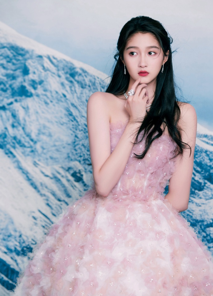 关晓彤粉色公主裙少女感十足写真