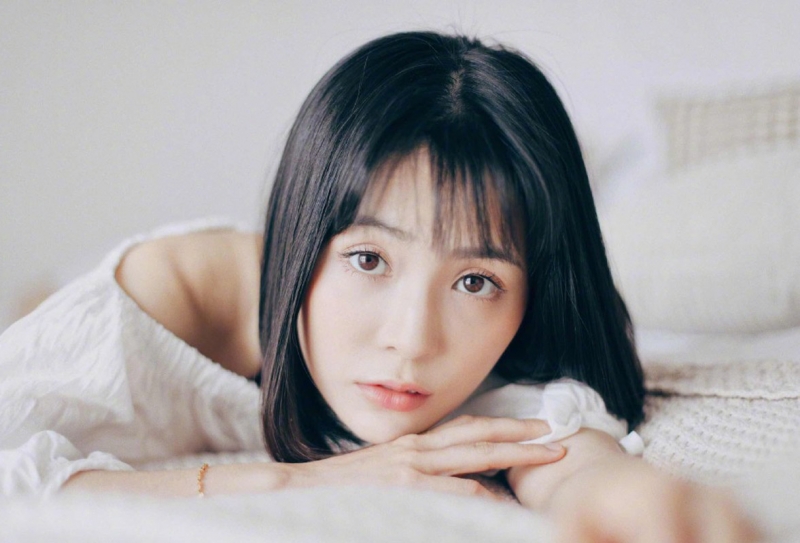 床上美女甜美笑容室内个人写真