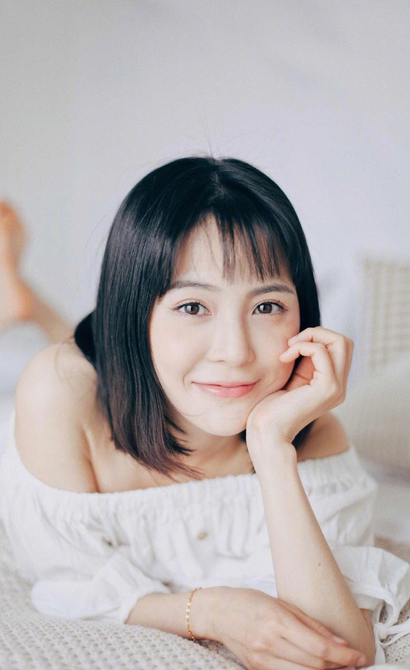 床上美女甜美笑容室内个人写真