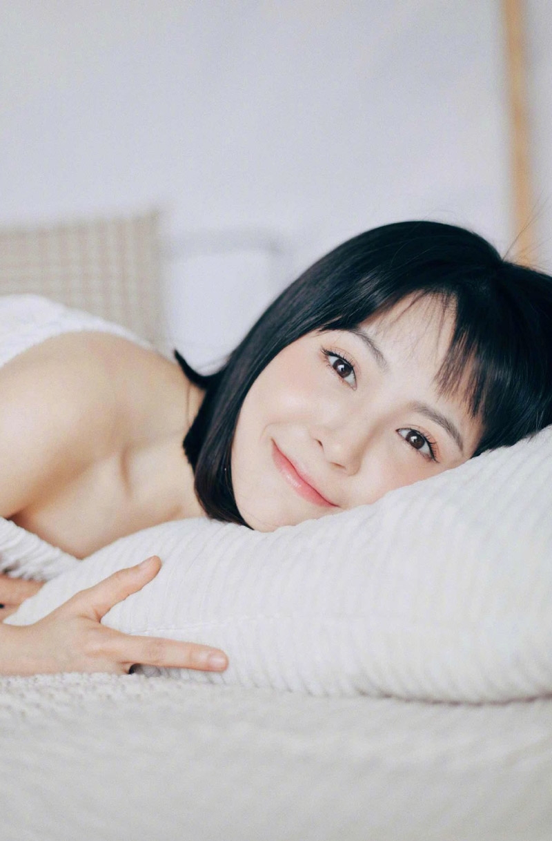 床上美女甜美笑容室内个人写真