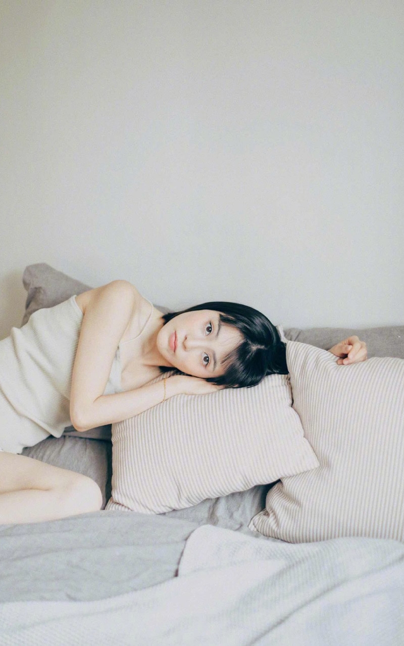 床上美女甜美笑容室内个人写真