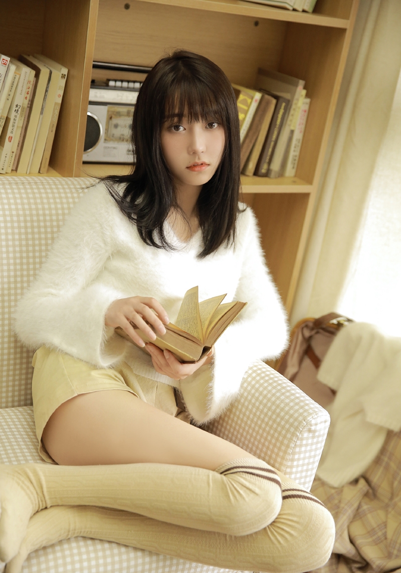 过膝袜小姐姐修长美腿精选图片