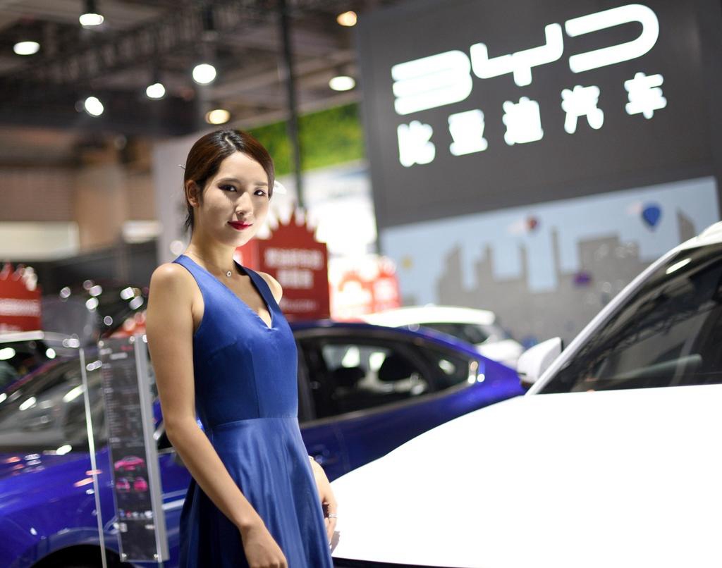 美女车模低胸露背长裙车展私拍