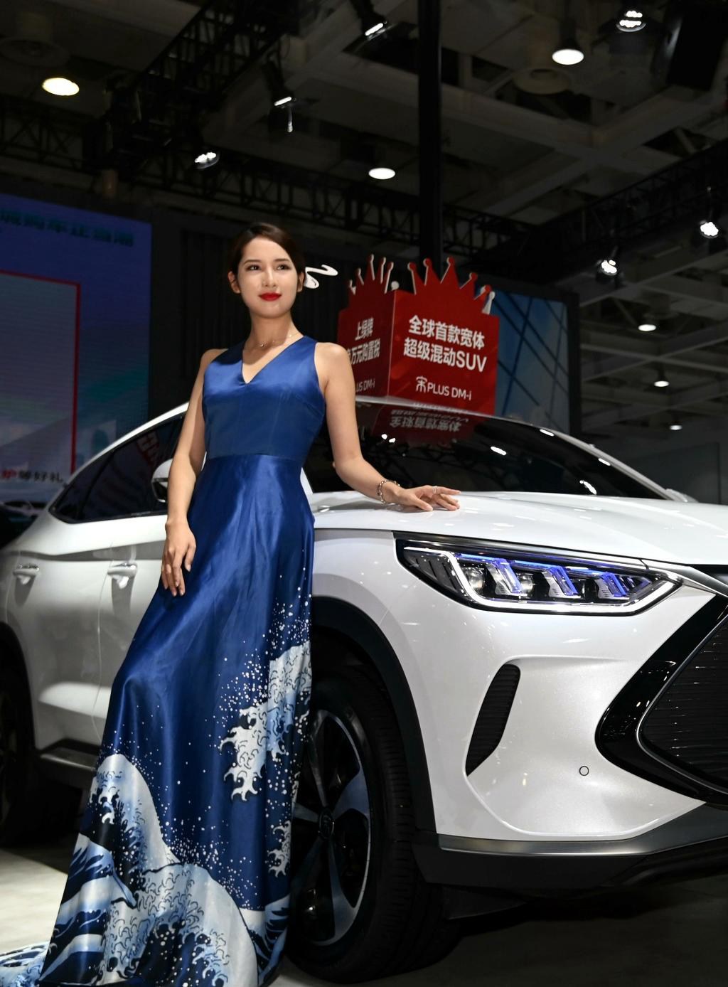 美女车模低胸露背长裙车展私拍