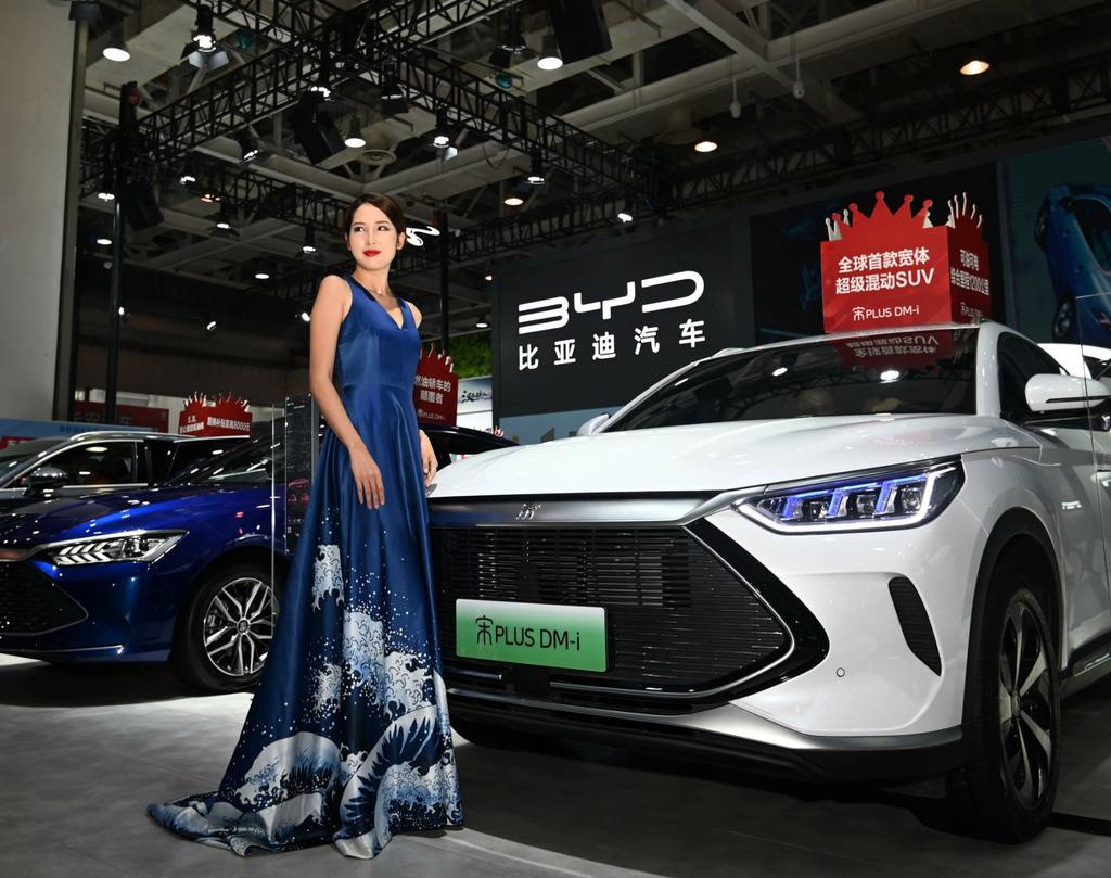 美女车模低胸露背长裙车展私拍