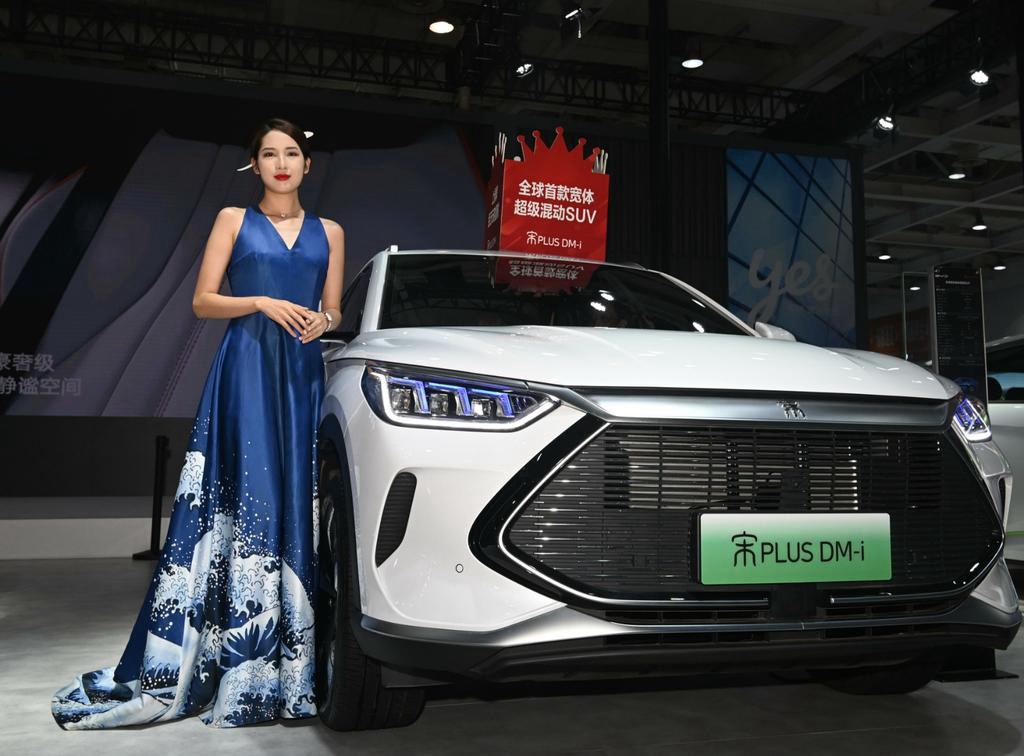 美女车模低胸露背长裙车展私拍