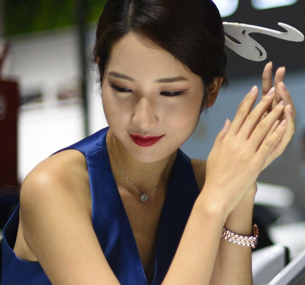 美女车模低胸露背长裙车展私拍