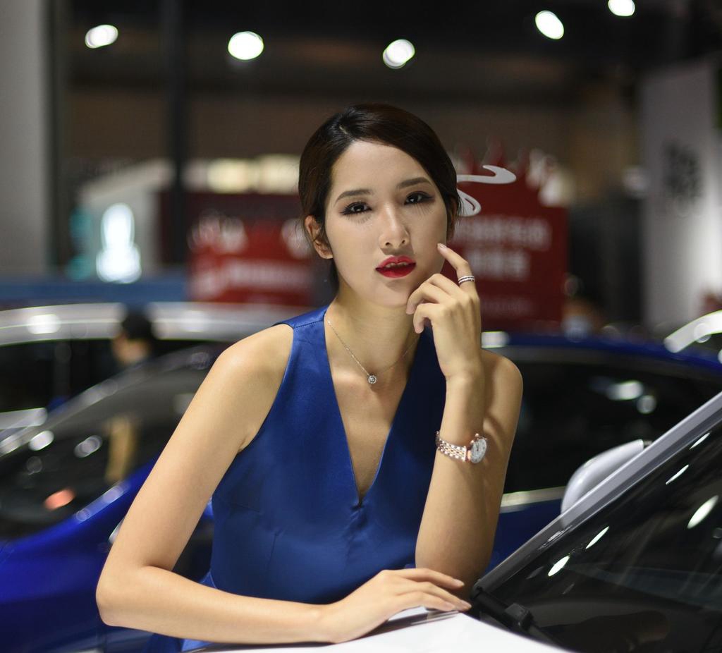 美女车模低胸露背长裙车展私拍