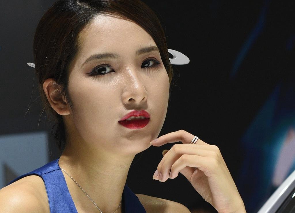 美女车模低胸露背长裙车展私拍