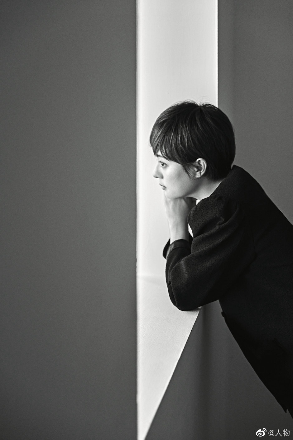 孙俪上演侧颜杀氛围感满满写真