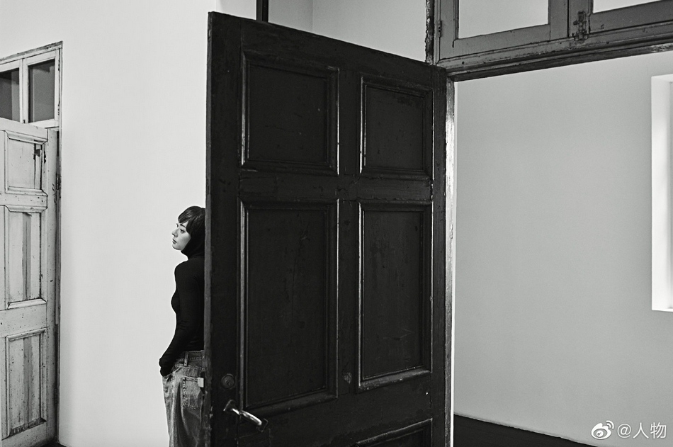 孙俪上演侧颜杀氛围感满满写真