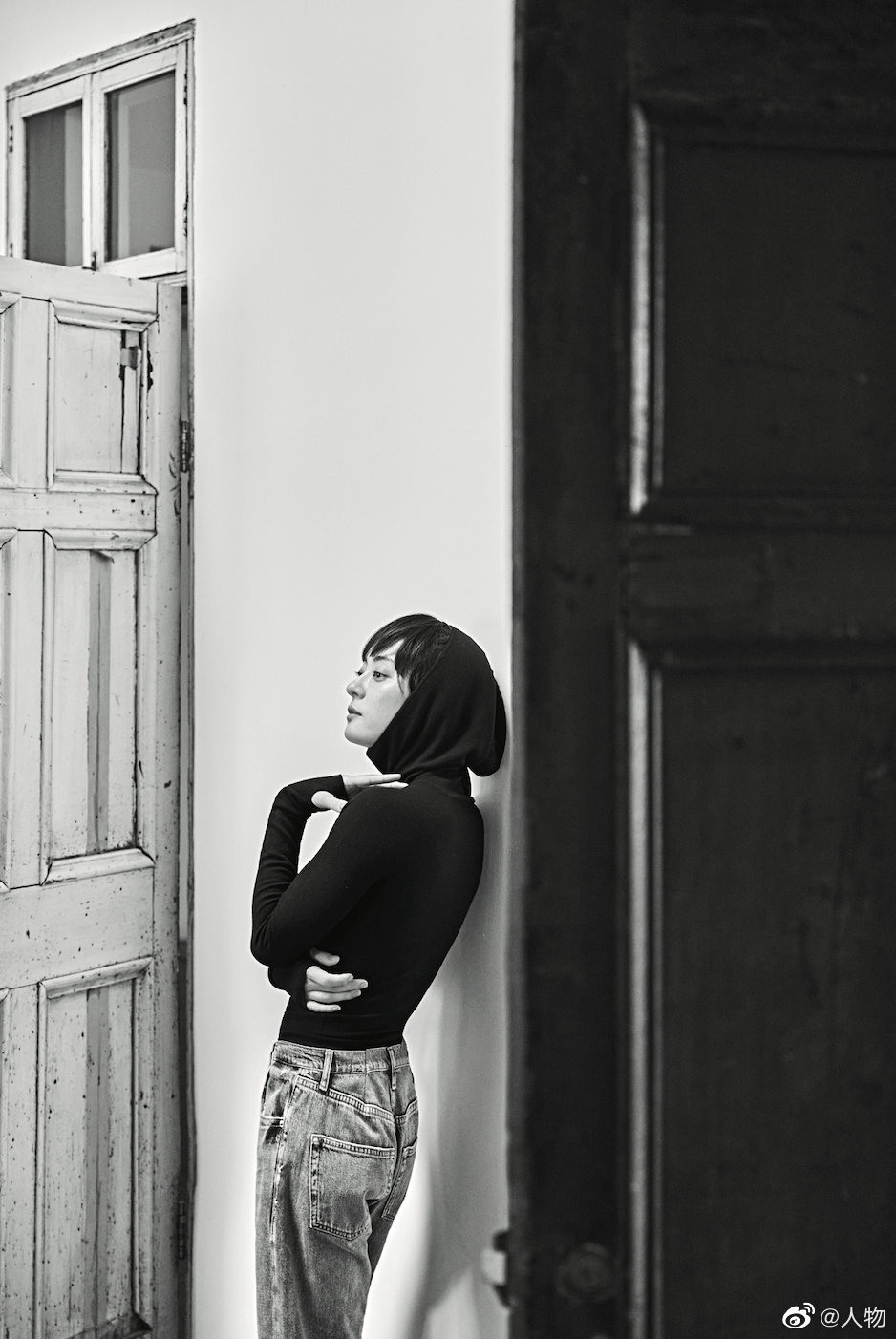 孙俪上演侧颜杀氛围感满满写真