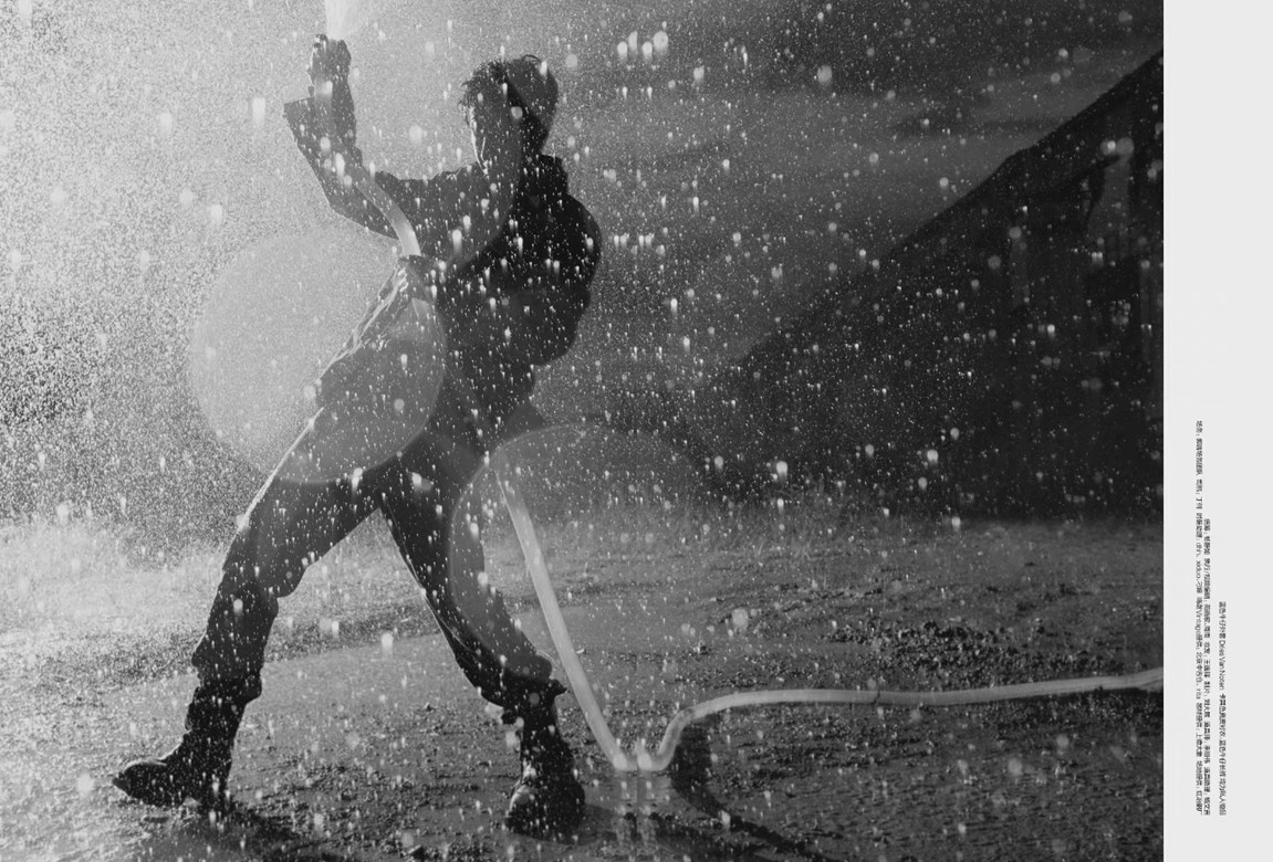 王一博黑白废墟大片极致冷峻富有张力