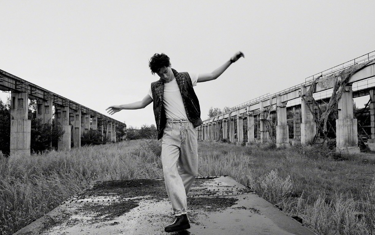 王一博黑白废墟大片极致冷峻富有张力