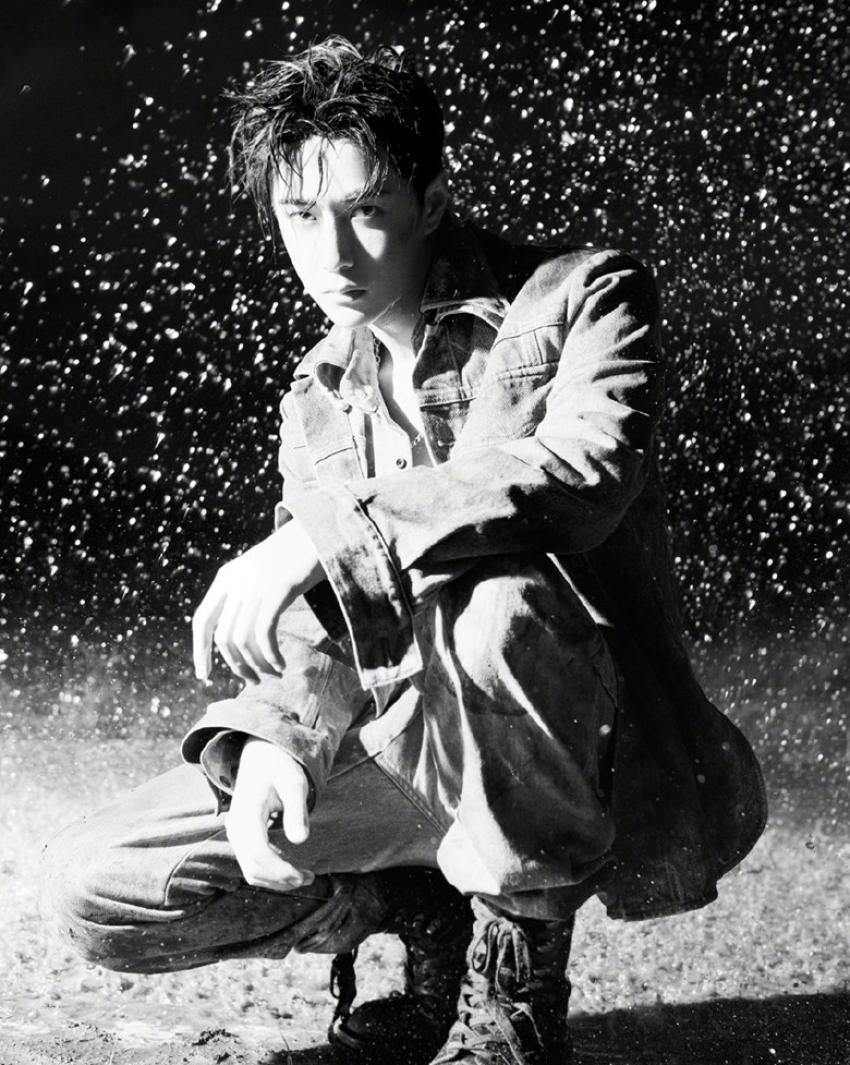 王一博黑白废墟大片极致冷峻富有张力