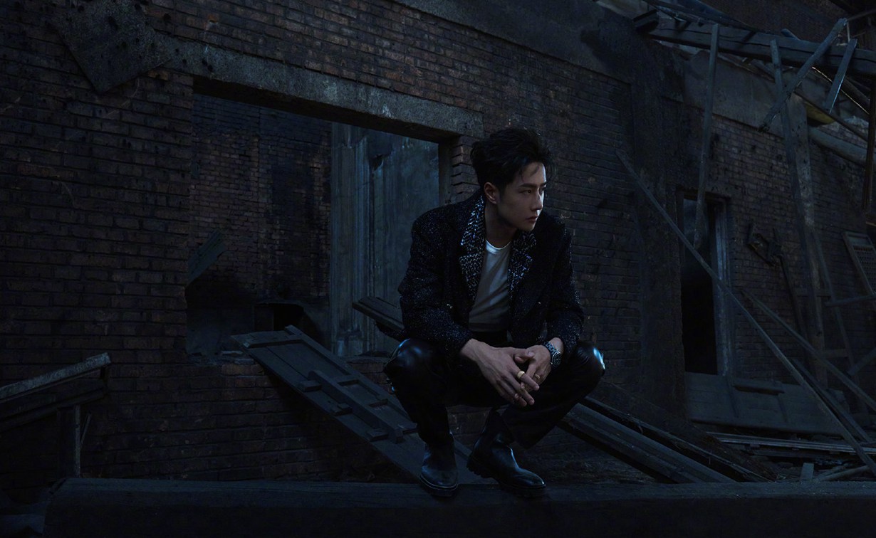 王一博黑白废墟大片极致冷峻富有张力