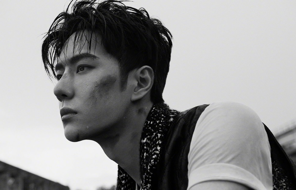 王一博黑白废墟大片极致冷峻富有张力