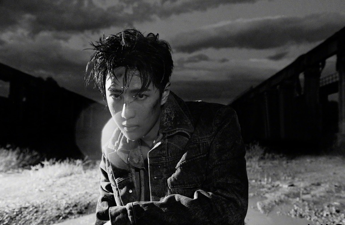 王一博黑白废墟大片极致冷峻富有张力