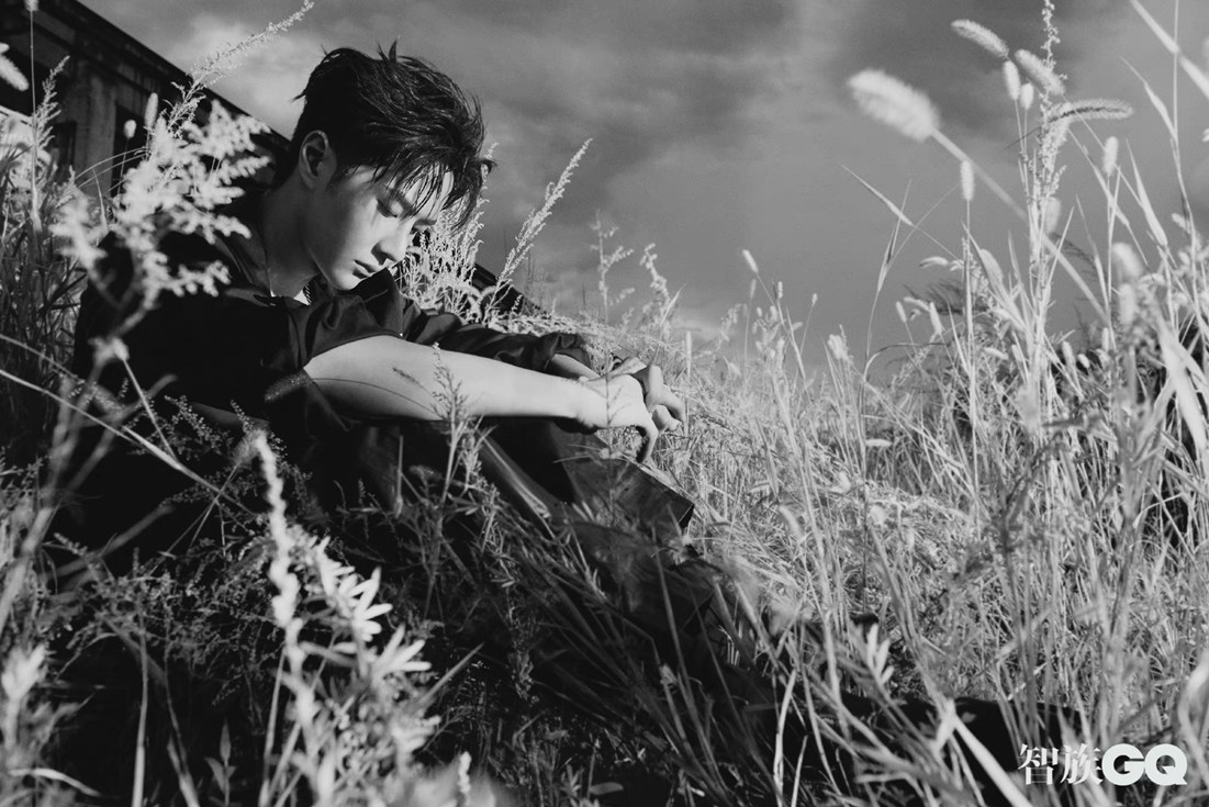 王一博黑白废墟大片极致冷峻富有张力