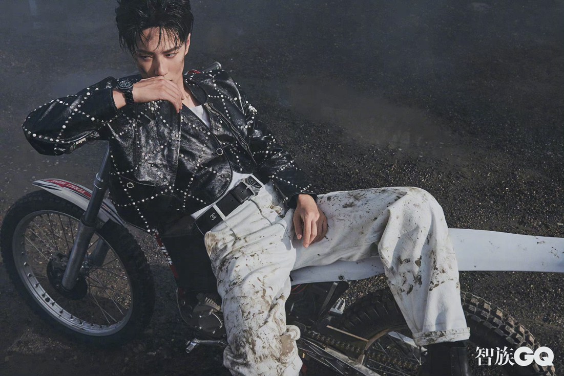 王一博黑白废墟大片极致冷峻富有张力