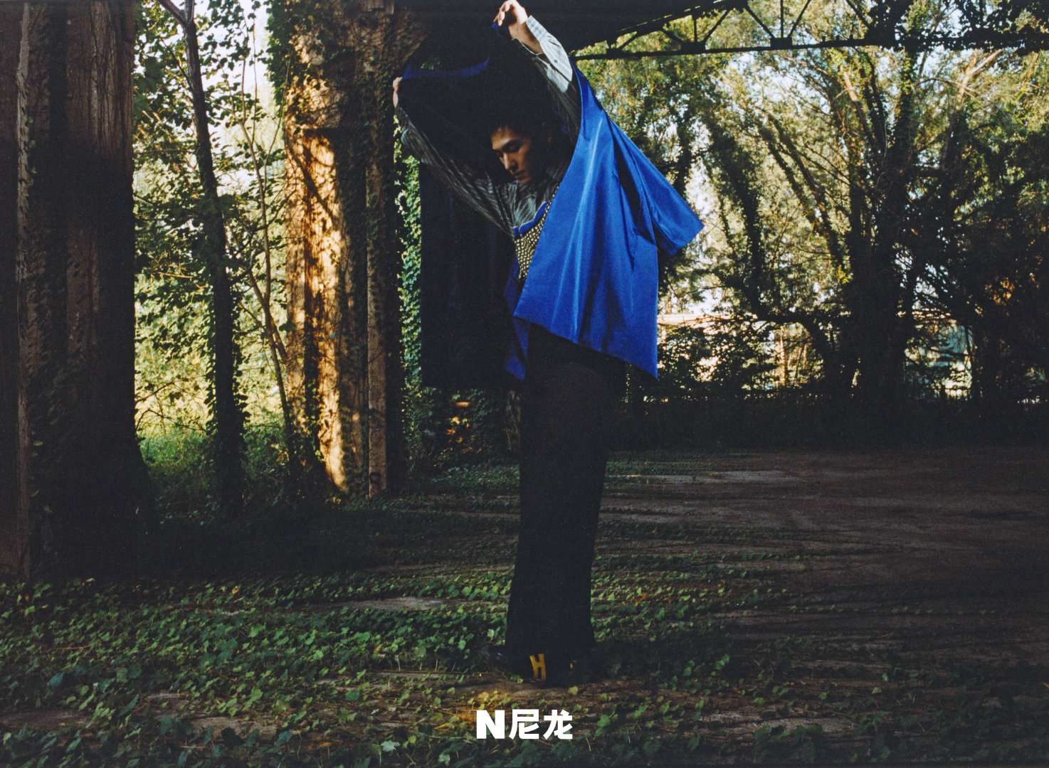 杨洋尼龙十月刊封面荒野户外写真