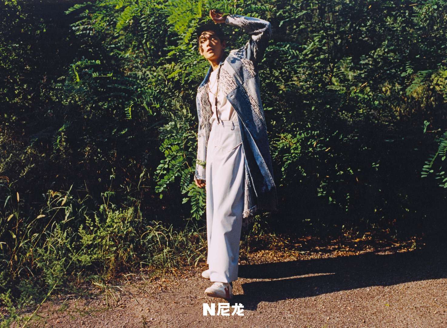 杨洋尼龙十月刊封面荒野户外写真