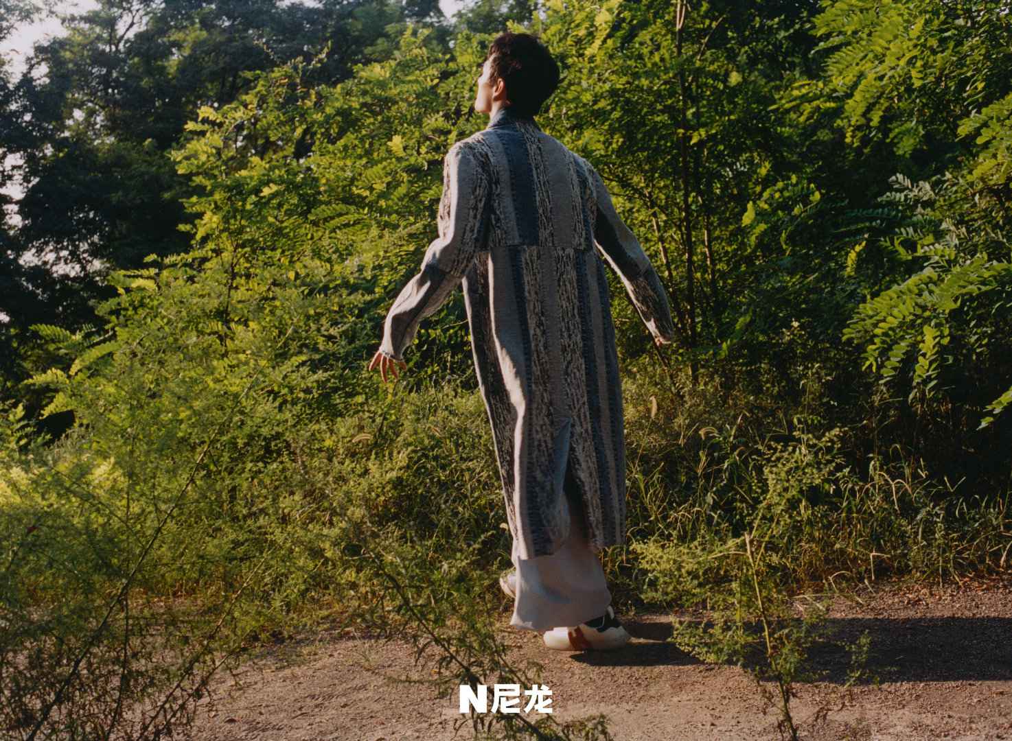 杨洋尼龙十月刊封面荒野户外写真