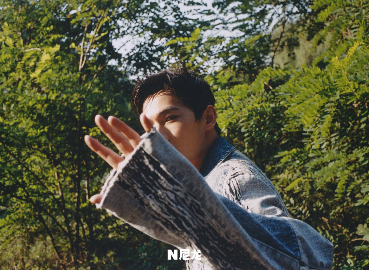 杨洋尼龙十月刊封面荒野户外写真