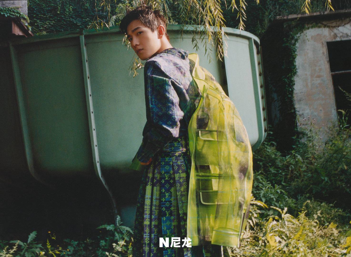 杨洋尼龙十月刊封面荒野户外写真