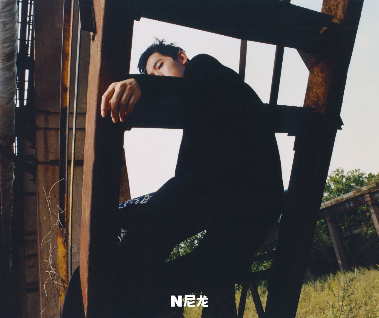 杨洋尼龙十月刊封面荒野户外写真