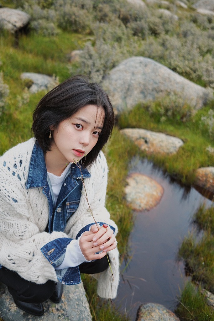 欧阳娜娜与大自然融为一体写真