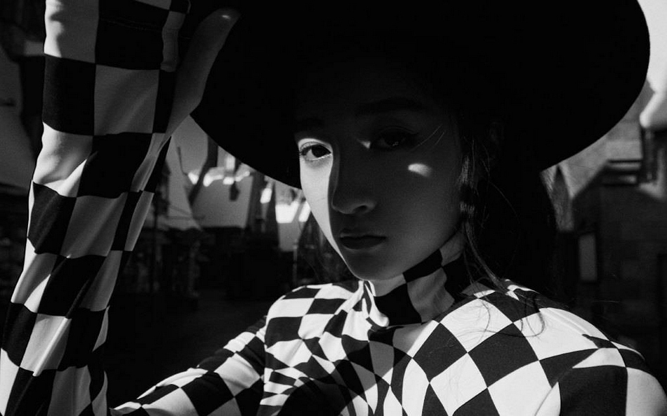 关晓彤体验哈利波特的魔法写真