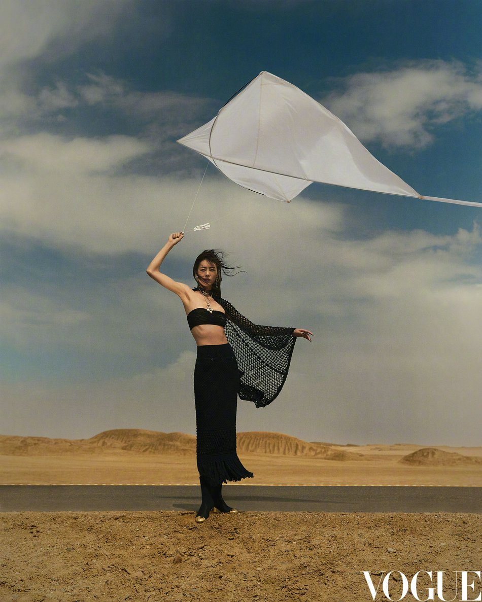 刘雯置身青海湖畔演绎野性魅力