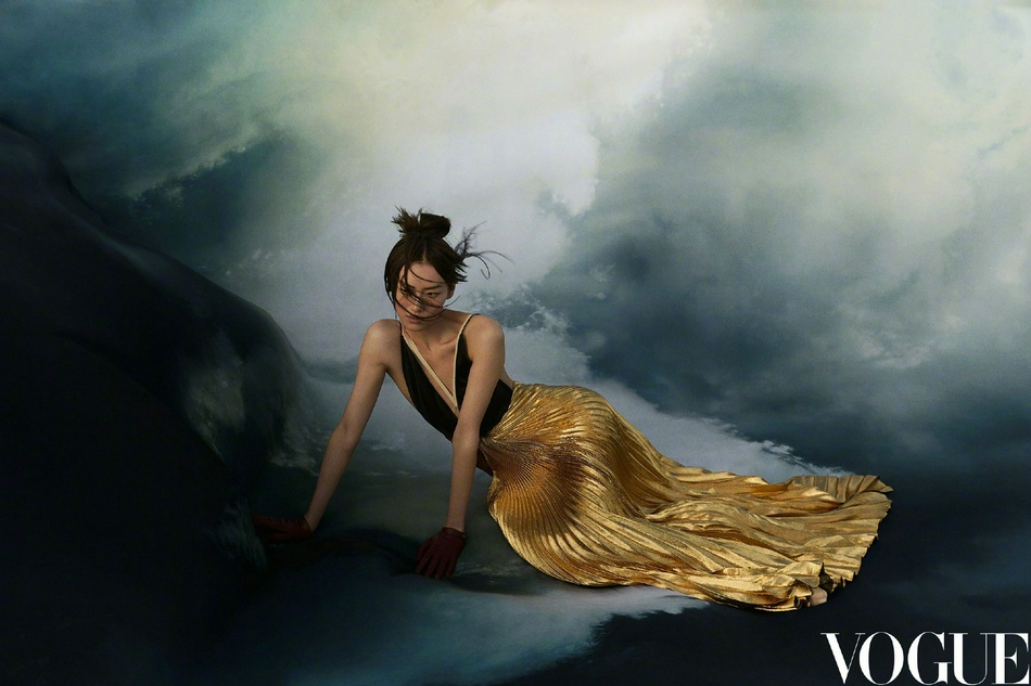 刘雯置身青海湖畔演绎野性魅力