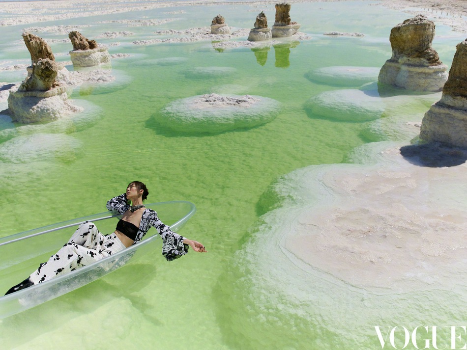 刘雯置身青海湖畔演绎野性魅力