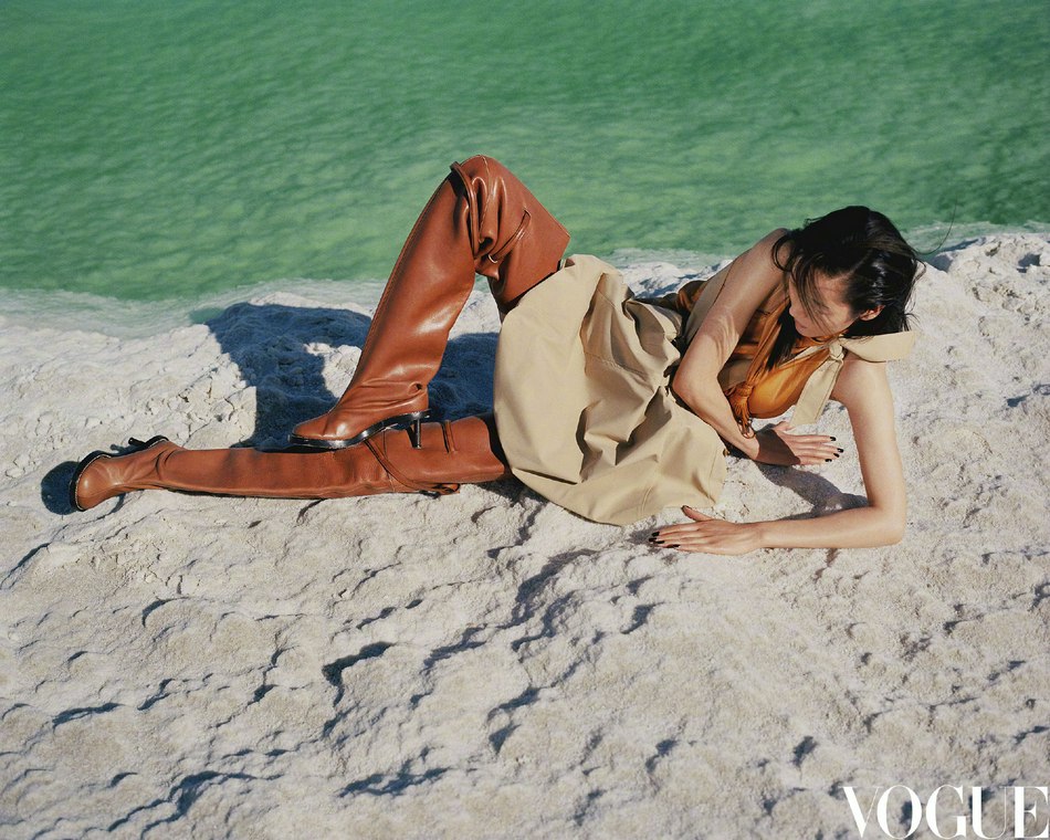 刘雯置身青海湖畔演绎野性魅力