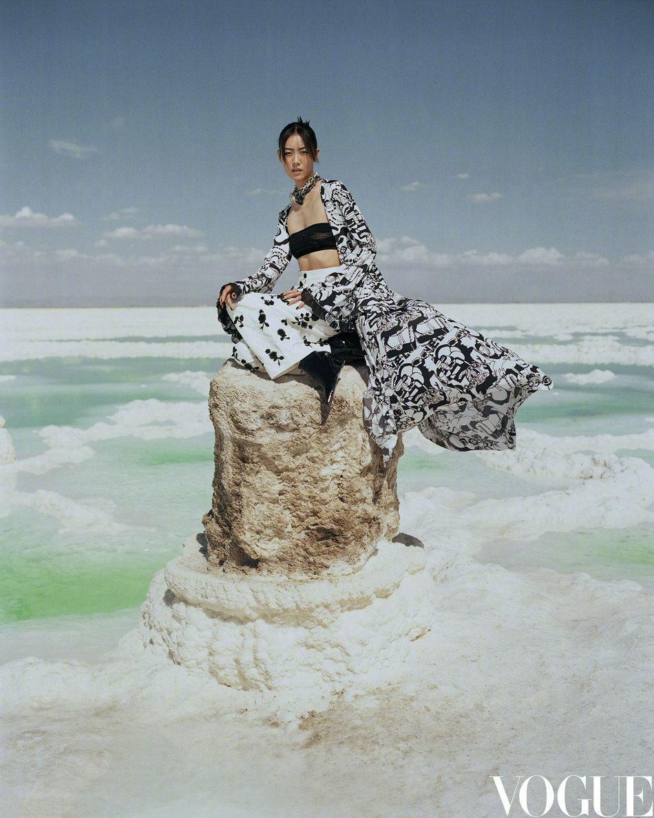 刘雯置身青海湖畔演绎野性魅力